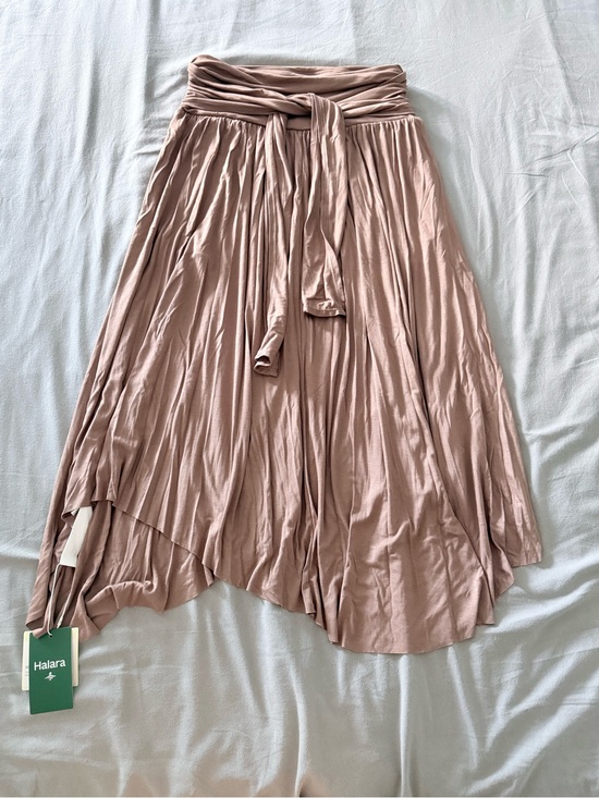HALARA Dresses & Skirts - NWT Halara Tie Side Assymetrical Wrap Skirt